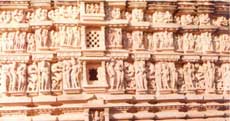 Carved walls at the Lakshamana temple